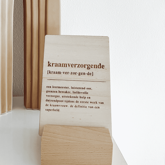 Houten bedankkaartje kraamverzorgende – een liefdevol cadeau voor kraamverzorgende, perfect om waardering en dankbaarheid te tonen - in sfeerpositie.