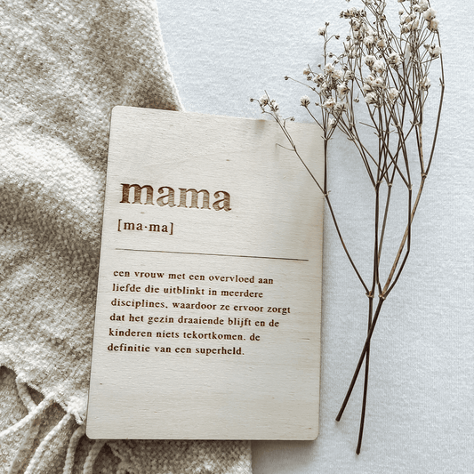 Houten bedankkaartje – een liefdevol cadeau voor mama, perfect om waardering en dankbaarheid te tonen - op jute kleed.
