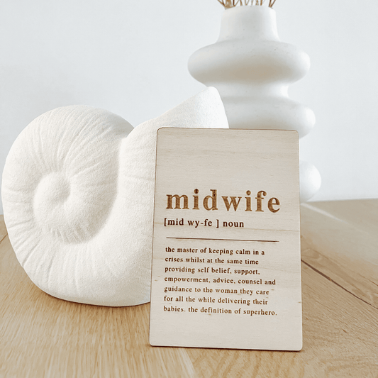 Houten bedankkaartje midwife – het perfecte bedankje voor een midwife, een uniek en persoonlijk cadeau - sfeerimpressie.