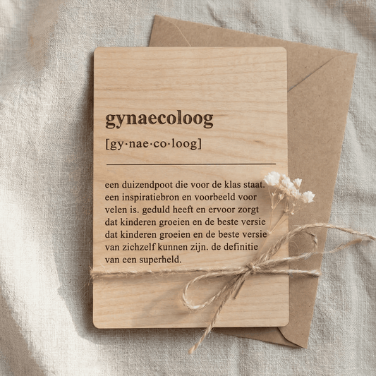 Houten bedankkaartje gynaecoloog – het perfecte bedankje voor een gynaecoloog, een uniek en persoonlijk cadeau - op jute kleed met envelop.