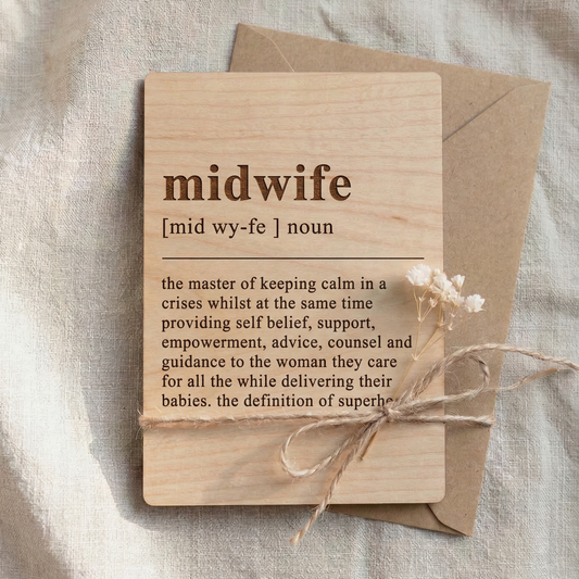 Houten bedankkaartje midwife – het perfecte bedankje voor een midwife, een uniek en persoonlijk cadeau - op jute kleed met envelop.