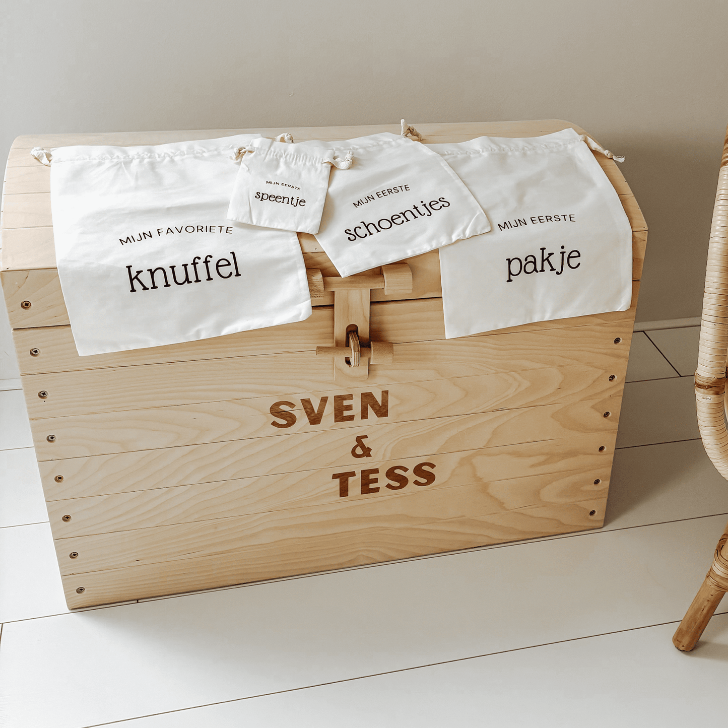 Katoenen bewaarzakjes baby spullen – ideaal om spullen van je baby veilig te bewaren - op een speelgoedkist.