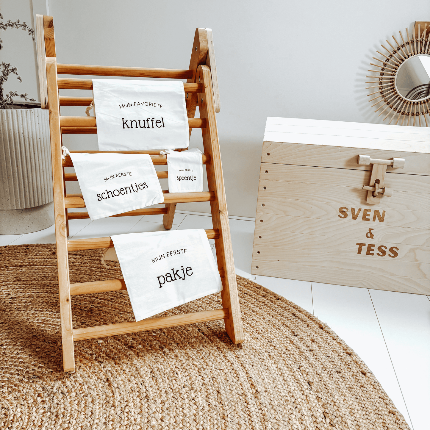 Katoenen bewaarzakjes baby spullen – ideaal om spullen van je baby veilig te bewaren - op een trap en speelgoedkist.
