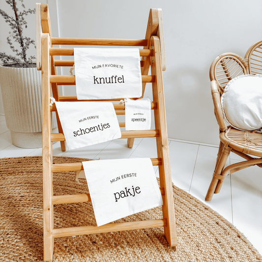 Katoenen bewaarzakjes baby spullen – ideaal om spullen van je baby veilig te bewaren - op een trap.