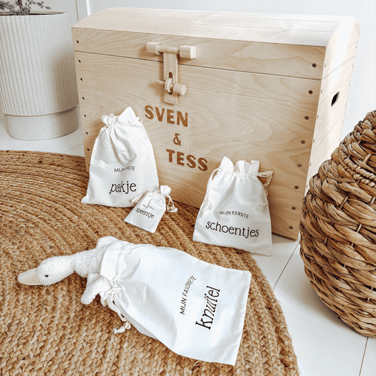 Katoenen bewaarzakjes baby spullen – ideaal om spullen van je baby veilig te bewaren - met knuffel en met speelgoedkist.