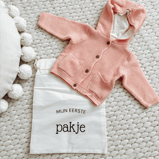 Katoenen bewaarzakje baby met de tekst 'Mijn eerste pakje' – ideaal om het eerste pakje van je baby veilig te bewaren - met truitje.