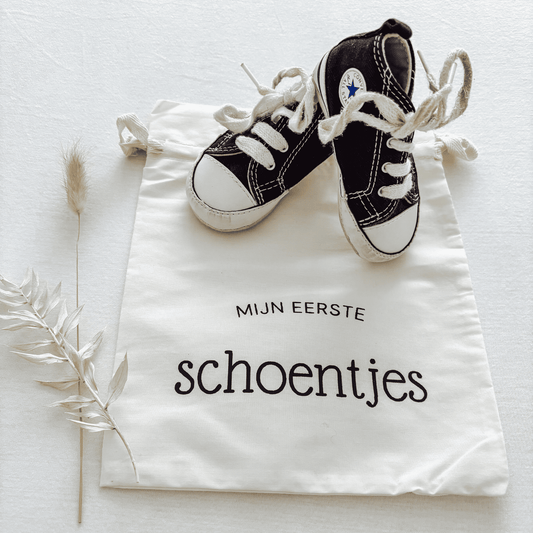 Katoenen bewaarzakje baby met de tekst 'Mijn eerste schoentjes' – ideaal om de eerste schoentjes van je baby veilig te bewaren - met schoentjes.