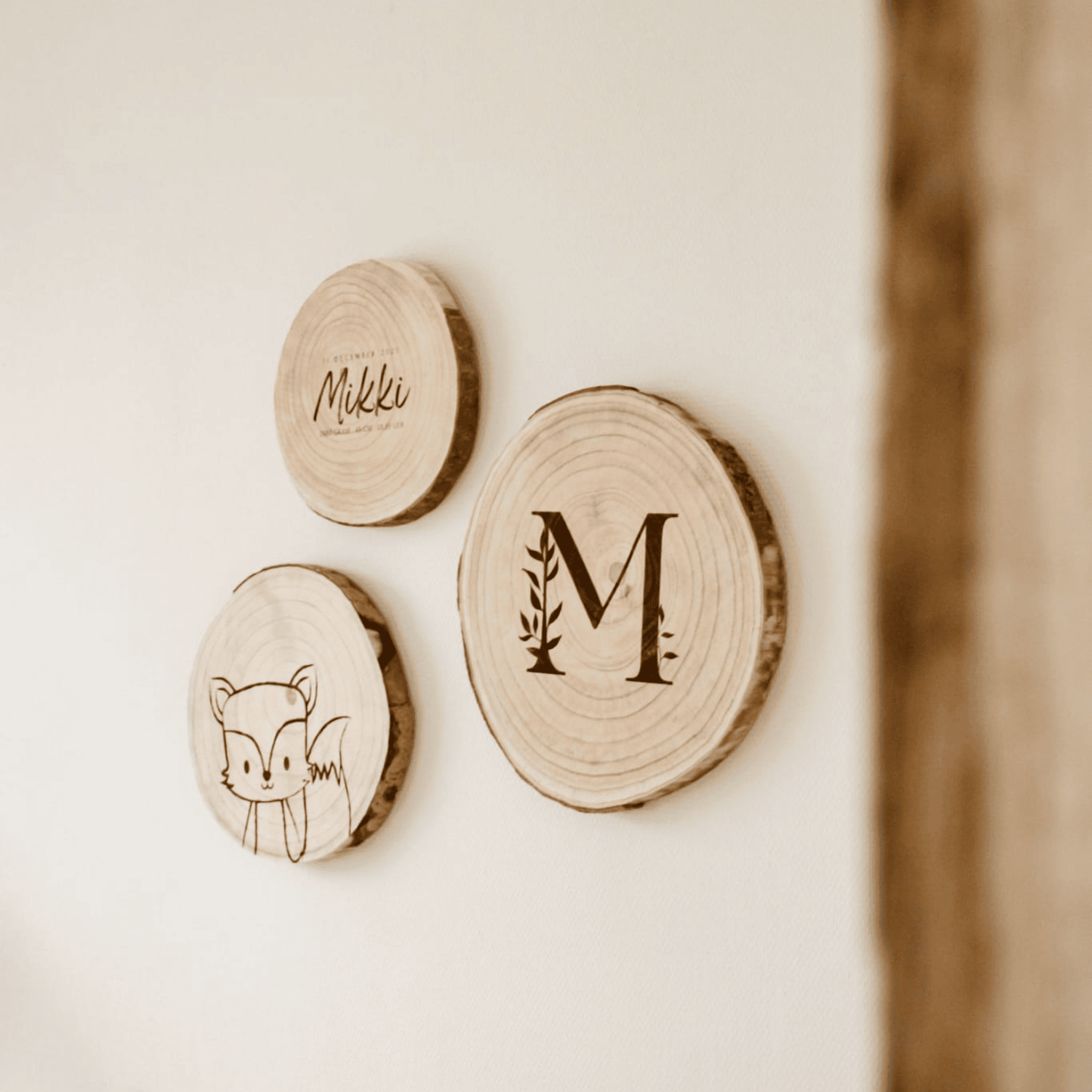 3 boomschijven met vosje, letter M en geboortegegevens - boomschijven als decoratie voor babykamer of kinderkamer – unieke boomstamschijven met gravering.
