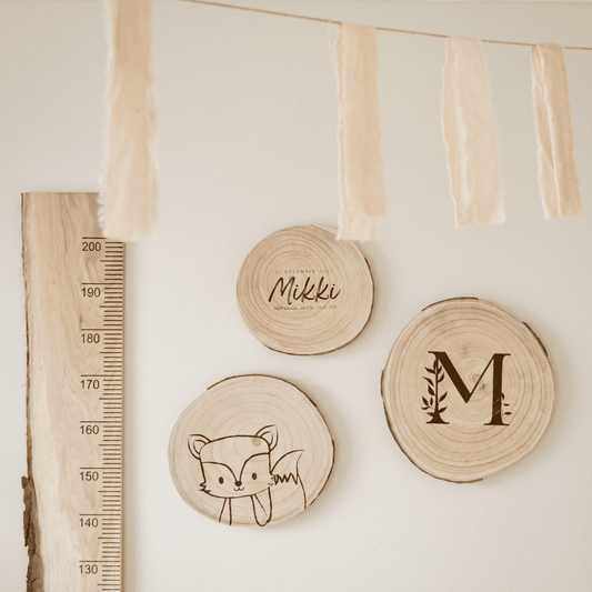 3 boomschijven met vosje, letter M en geboortegegevens bij een groeimeter - boomschijven als decoratie voor babykamer of kinderkamer – unieke boomstamschijven met gravering.