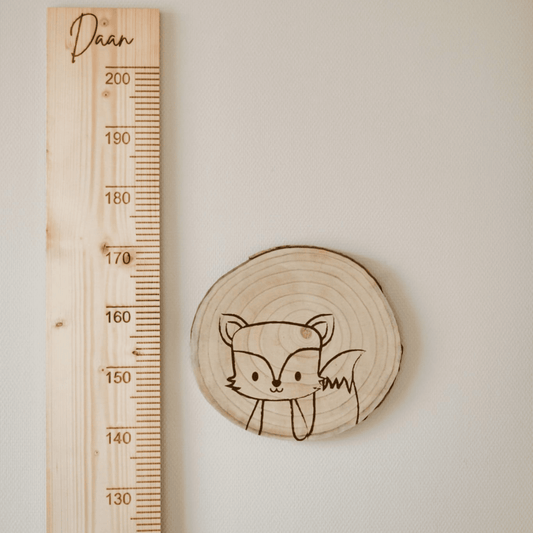 Boomschijf met vosje bij groeimeter - boomschijven als decoratie voor babykamer of kinderkamer – unieke boomstamschijven met gravering.