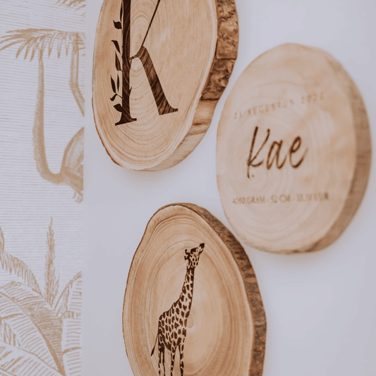 3 boomschijven met giraf, letter K en geboortegegevens - boomschijven als decoratie voor babykamer of kinderkamer – unieke boomstamschijven met gravering.