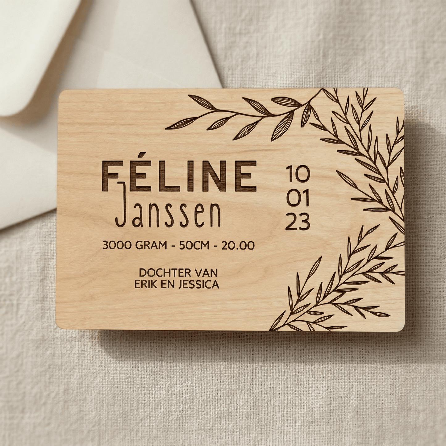 Houten geboortekaartje Féline - Achterkant - uniek en duurzaam alternatief voor traditionele kaartjes.