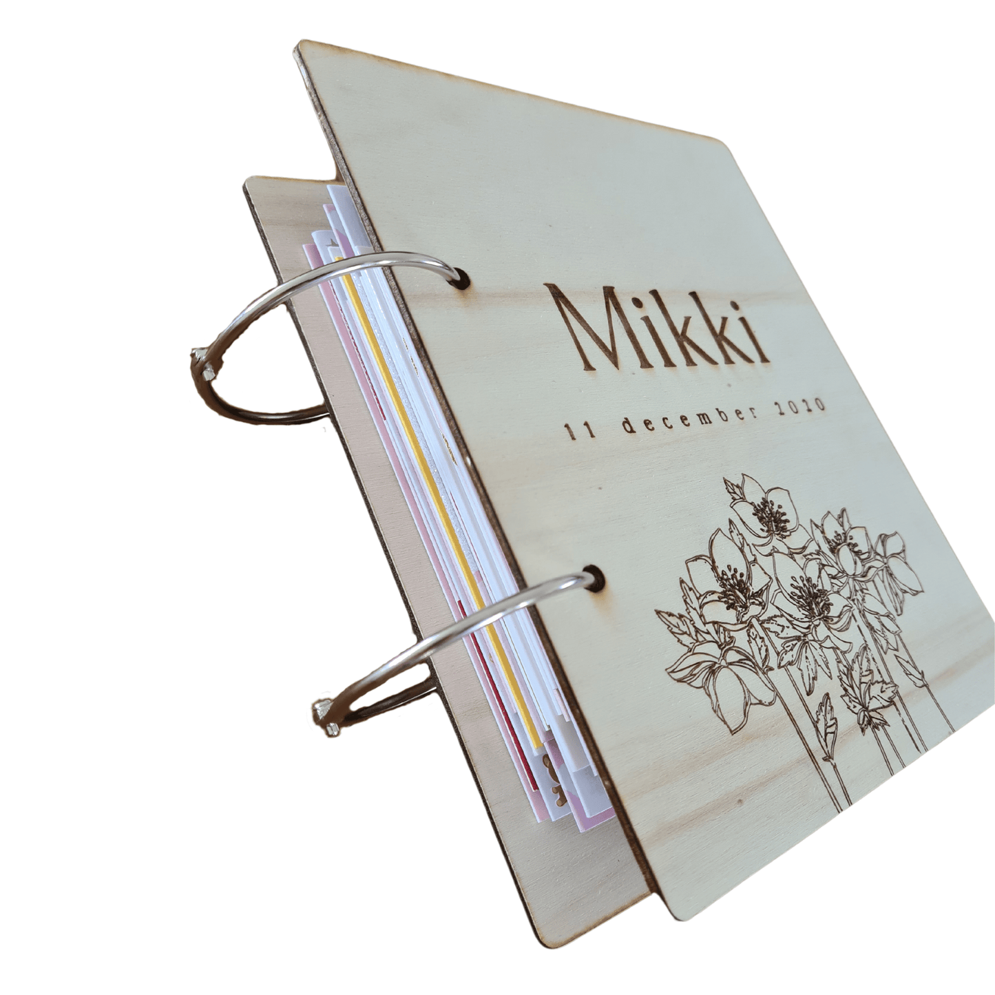 Houten bewaarbundel met bloemenmotief voor geboortekaartjes met naam, ideaal om geboortekaartjes te bewaren. Deze gepersonaliseerde geboortekaartjes bundel heeft een natuurlijke uitstraling en is voorzien van stevige metalen ringen - inclusief geboortekaartjes gebundeld.
