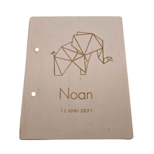 Houten bewaarbundel met eigen ontwerp (van het geboortekaartje) voor geboortekaartjes, ideaal om geboortekaartjes te bewaren. Deze gepersonaliseerde geboortekaartjes bundel heeft een natuurlijke uitstraling en is voorzien van stevige metalen ringen - Voorkant van eigen ontwerp Noah met olifant.