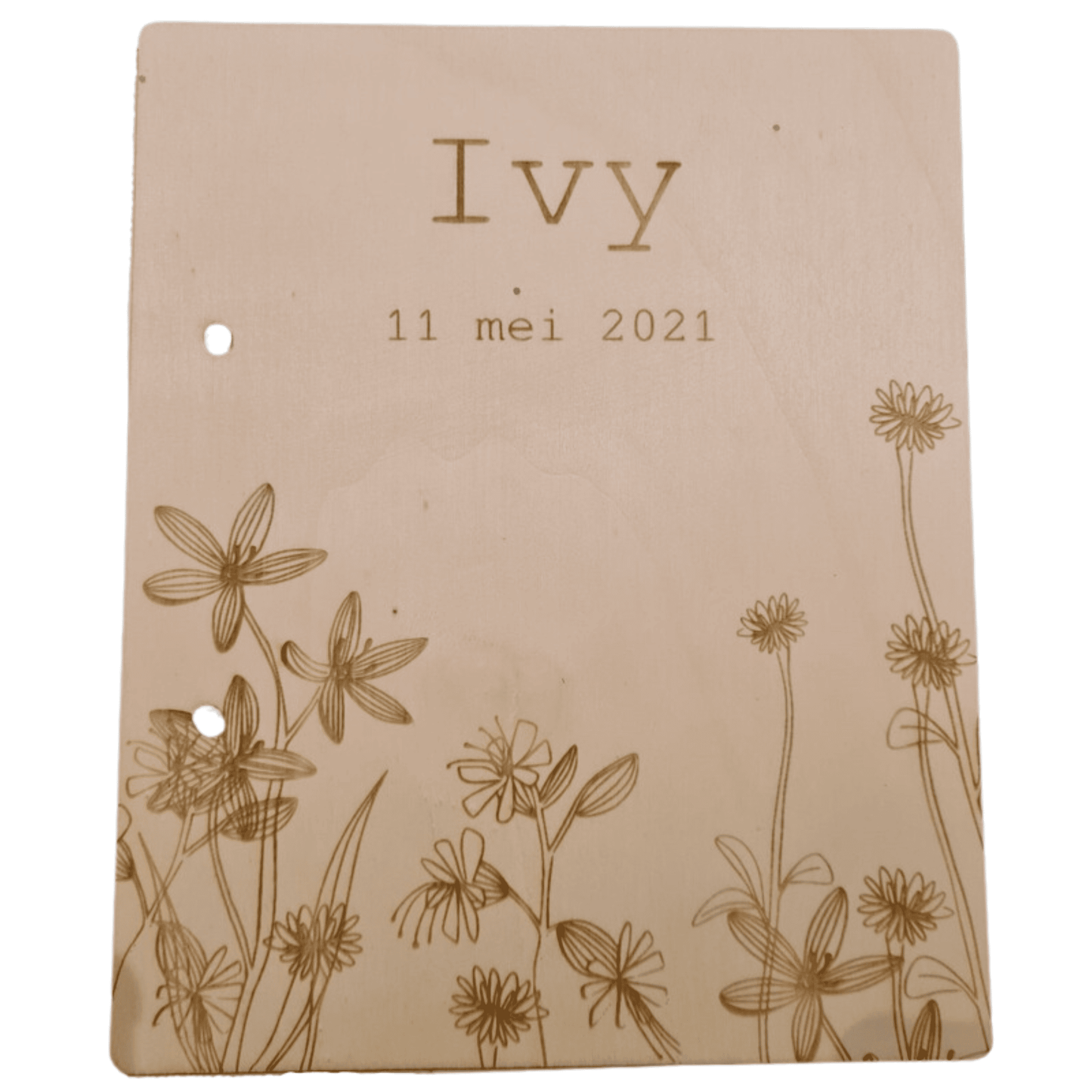 Houten bewaarbundel met eigen ontwerp (van het geboortekaartje) voor geboortekaartjes, ideaal om geboortekaartjes te bewaren. Deze gepersonaliseerde geboortekaartjes bundel heeft een natuurlijke uitstraling en is voorzien van stevige metalen ringen - Bundel voorkant met naam Ivy, geboortedatum en bloemen.