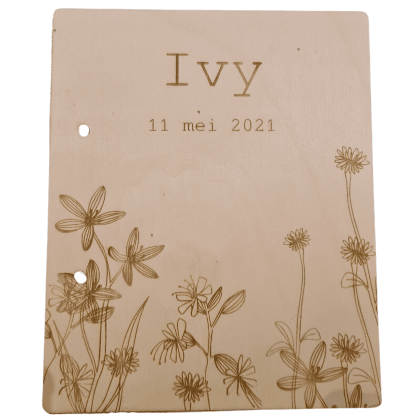 Houten bewaarbundel met eigen ontwerp (van het geboortekaartje) voor geboortekaartjes, ideaal om geboortekaartjes te bewaren. Deze gepersonaliseerde geboortekaartjes bundel heeft een natuurlijke uitstraling en is voorzien van stevige metalen ringen - Bundel voorkant met naam Ivy, geboortedatum en bloemen.