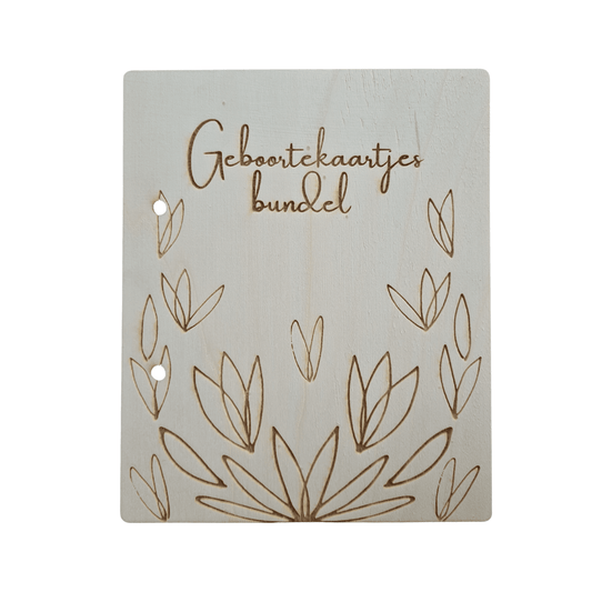 Houten bewaarbundel met lotusmotief voor geboortekaartjes met naam, ideaal om geboortekaartjes te bewaren. Deze gepersonaliseerde geboortekaartjes bundel heeft een natuurlijke uitstraling en is voorzien van stevige metalen ringen - alleen voorkant.