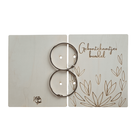 Houten bewaarbundel met lotusmotief voor geboortekaartjes met naam, ideaal om geboortekaartjes te bewaren. Deze gepersonaliseerde geboortekaartjes bundel heeft een natuurlijke uitstraling en is voorzien van stevige metalen ringen - voor en achterkant en ringen los.
