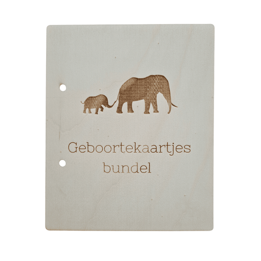 Houten bewaarbundel met olifant motief voor geboortekaartjes met naam, ideaal om geboortekaartjes te bewaren. Deze gepersonaliseerde geboortekaartjes bundel heeft een natuurlijke uitstraling en is voorzien van stevige metalen ringen - alleen voorkant.