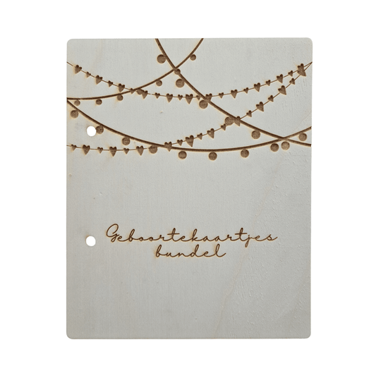 Houten bewaarbundel met slinger motief voor geboortekaartjes met naam, ideaal om geboortekaartjes te bewaren. Deze gepersonaliseerde geboortekaartjes bundel heeft een natuurlijke uitstraling en is voorzien van stevige metalen ringen - voorkant.