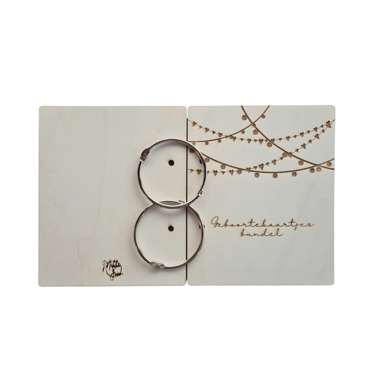 Houten bewaarbundel met slinger motief voor geboortekaartjes met naam, ideaal om geboortekaartjes te bewaren. Deze gepersonaliseerde geboortekaartjes bundel heeft een natuurlijke uitstraling en is voorzien van stevige metalen ringen - voor-, achterkant en ringen los.