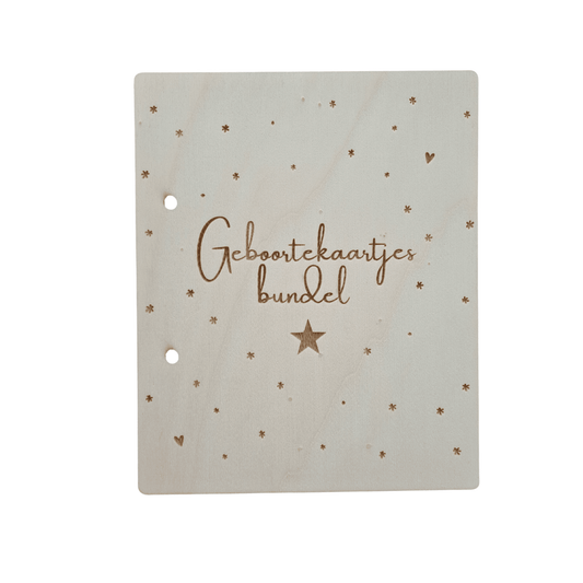 Houten bewaarbundel met sneeuw motief voor geboortekaartjes met naam, ideaal om geboortekaartjes te bewaren. Deze gepersonaliseerde geboortekaartjes bundel heeft een natuurlijke uitstraling en is voorzien van stevige metalen ringen - alleen voorkant.