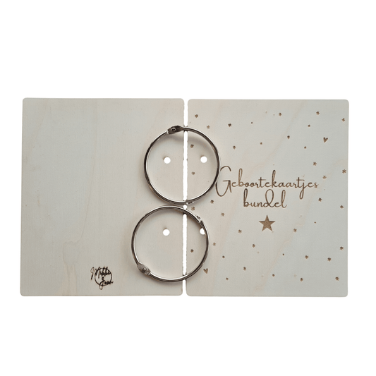 Houten bewaarbundel met sneeuw motief voor geboortekaartjes met naam, ideaal om geboortekaartjes te bewaren. Deze gepersonaliseerde geboortekaartjes bundel heeft een natuurlijke uitstraling en is voorzien van stevige metalen ringen - voor-, achterkant en ringen los.