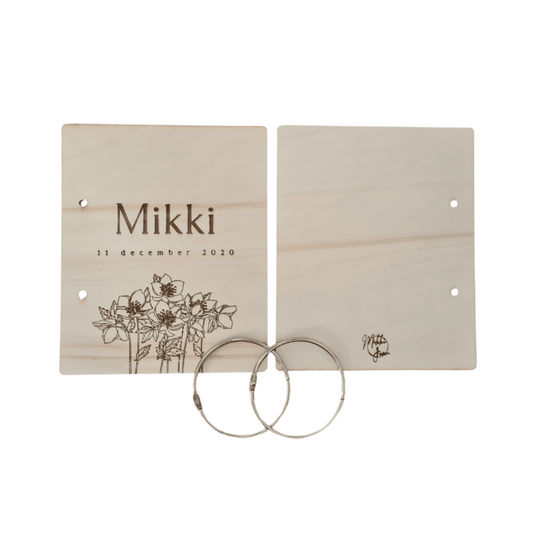 Houten bewaarbundel met bloemen motief voor geboortekaartjes met naam en datum, ideaal om geboortekaartjes te bewaren. Deze gepersonaliseerde geboortekaartjes bundel heeft een natuurlijke uitstraling en is voorzien van stevige metalen ringen - voor-, achterkant en ringen los.