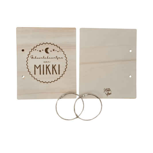 Houten bewaarbundel met maan motief voor geboortekaartjes met naam, ideaal om geboortekaartjes te bewaren. Deze gepersonaliseerde geboortekaartjes bundel heeft een natuurlijke uitstraling en is voorzien van stevige metalen ringen - voor-, achterkant en ringen los.