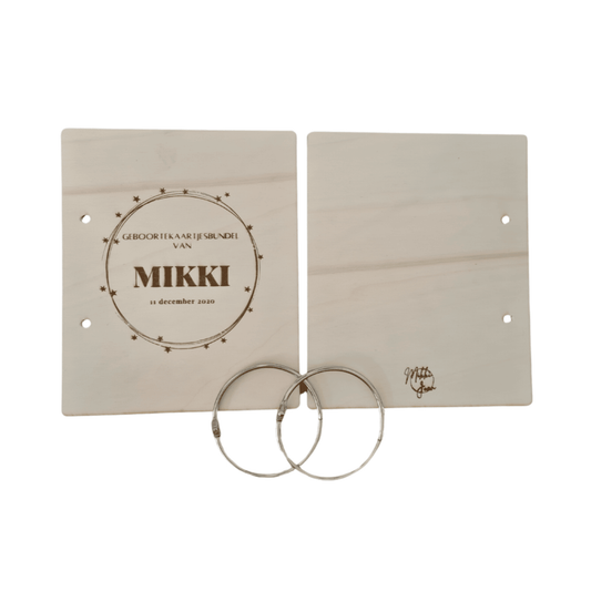 Houten bewaarbundel met sterren motief voor geboortekaartjes met naam en datum, ideaal om geboortekaartjes te bewaren. Deze gepersonaliseerde geboortekaartjes bundel heeft een natuurlijke uitstraling en is voorzien van stevige metalen ringen - voor-, achterkant en ringen los.
