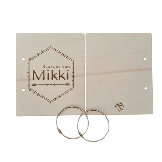 Houten bewaarbundel met hexagon motief voor geboortekaartjes met naam, ideaal om geboortekaartjes te bewaren. Deze gepersonaliseerde geboortekaartjes bundel heeft een natuurlijke uitstraling en is voorzien van stevige metalen ringen - voor-, achterkant en ringen los.