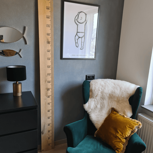 Houten groeimeter in een stijlvol interieur – decoratieve meetlat van hout om de lengte van je kind bij te houden. Perfect als eyecatcher in de kinderkamer of woonkamer.