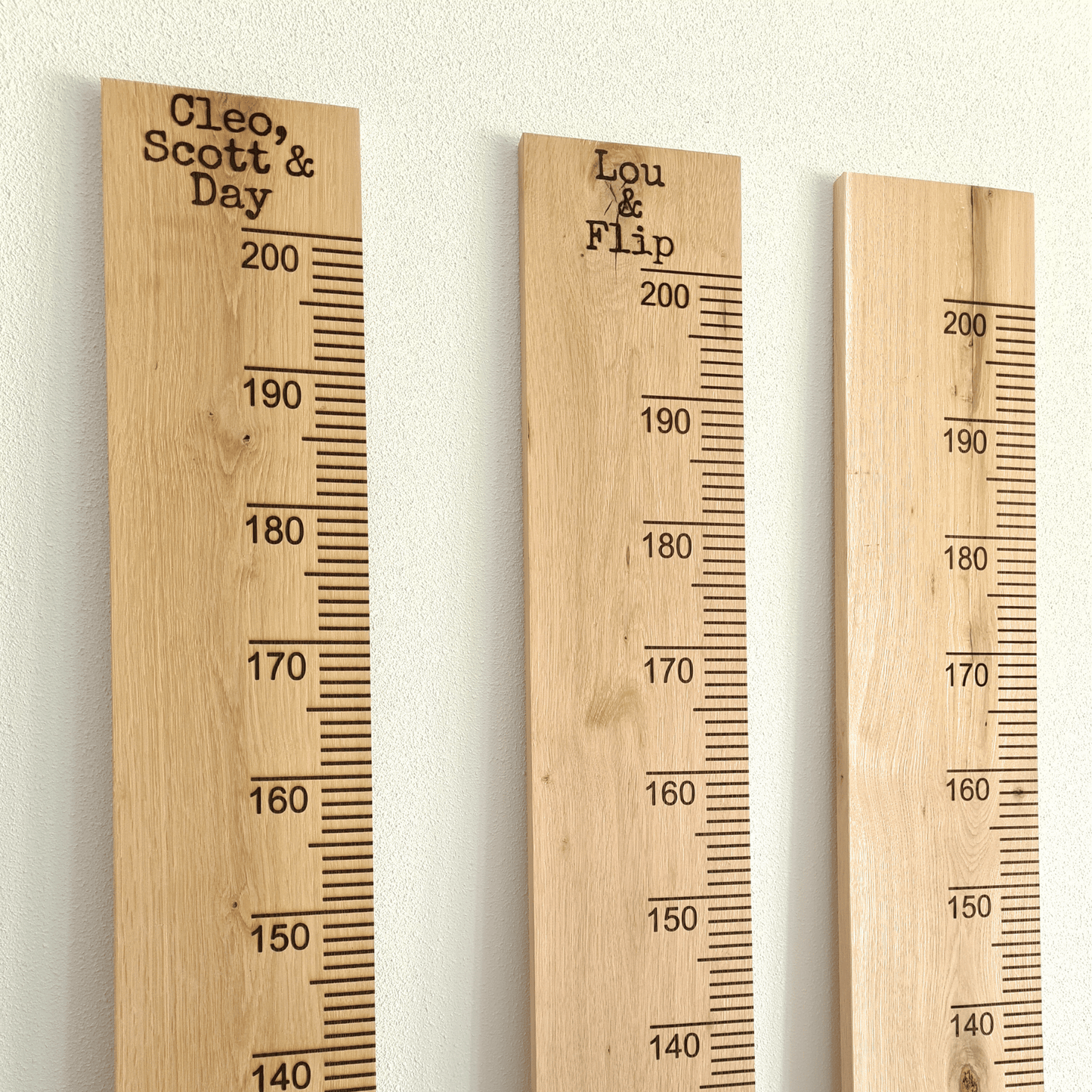 Eikenhouten groeimeters met naam – decoratieve meetlat van hout om de lengte van je kind bij te houden. Perfect als eyecatcher in de kinderkamer of woonkamer voorzien van naam