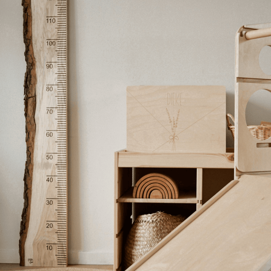 Eiken houten groeimeter voor kinderen in detail en sfeerbeeld– decoratieve meetlat van hout om de lengte van je kind bij te houden.
