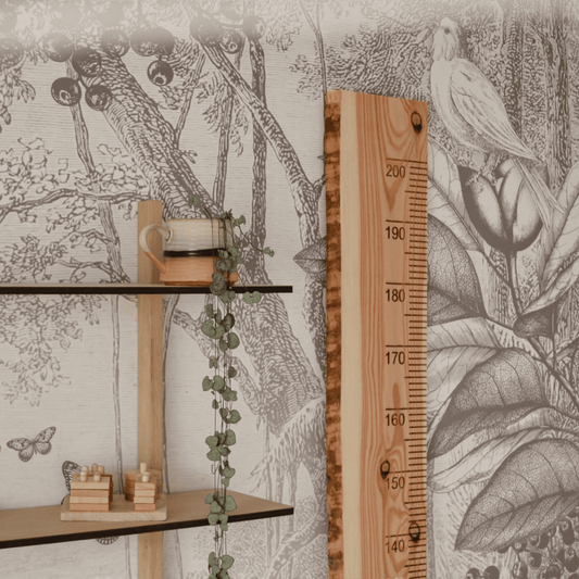 Lariks houten groeimeter bovenzijde in een stijlvol interieur – decoratieve meetlat van hout om de lengte van je kind bij te houden. Perfect als eyecatcher in de kinderkamer of woonkamer.