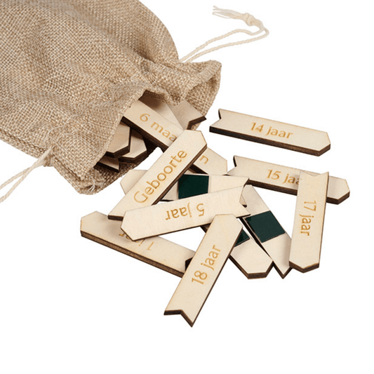 Houten pijltjes inclusief jutte zakje om de groei van je kunt mee vast te leggen. Bestaande uit de pijltjes geboorte t/m 18 jaar. Ideaal om op de houten groeimeter te plaatsen.