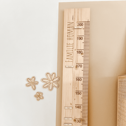 Groeimeter hout met lengtepijltjes – stijlvolle houten meetlat voor kinderkamers, ideaal om de lengte van je kind bij te houden.