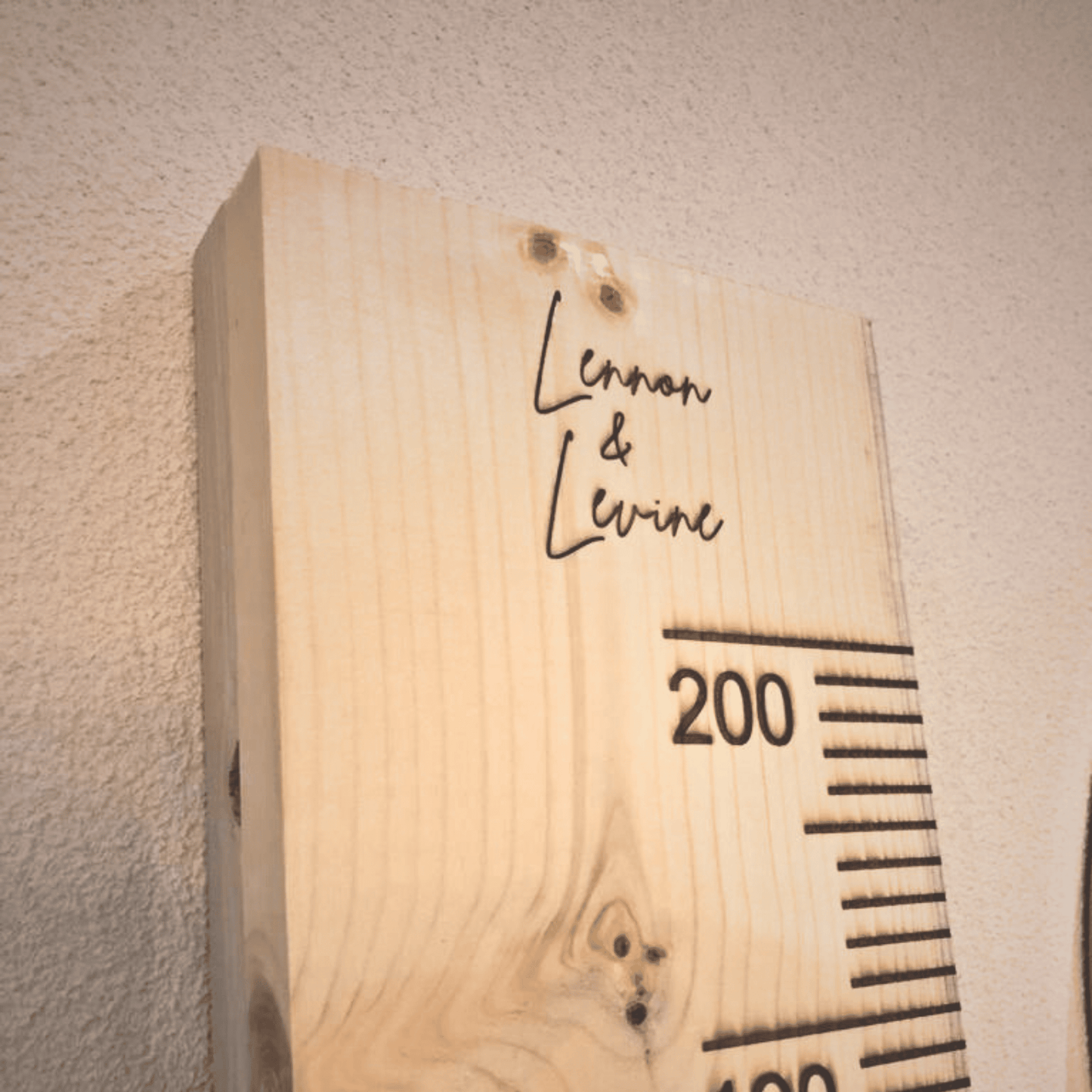 Gepersonaliseerde groeimeter hout – stijlvolle houten meetlat voor kinderkamers, ideaal om de lengte van je kind bij te houden. De namen zijn aan de bovenzijde gegraveerd.