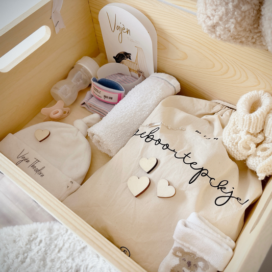 Houten memorybox – herinneringskist met dierbare herinneringen zoals je eerste mutsje, geboorte pakje, schoentjes en dergelijke.