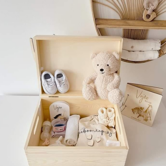 Sfeerbeeld van een houten memorybox - herinneringskist met dierbare herinneringen