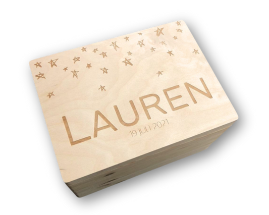 Houten memorybox sterren met persoonlijke gravure - bovenaanzicht - – herinneringskist voor het bewaren van dierbare herinneringen. Deze geboortekist is ideaal als herinneringenbox voor babyspulletjes en speciale momenten.