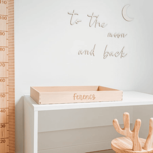 Houten speelbak met naam op tafel – veelzijdige sensory speelbak voor spelen met zand, rijst en andere materialen.