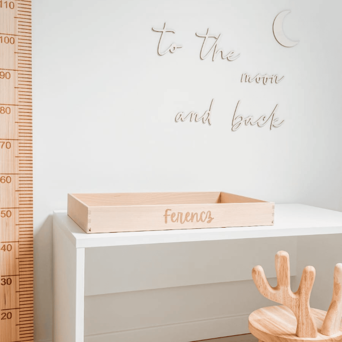 Houten speelbak met naam op tafel – veelzijdige sensory speelbak voor spelen met zand, rijst en andere materialen.