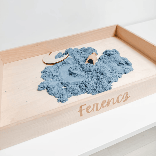 Houten speelbak met blauw speelzand en naam – veelzijdige sensory speelbak voor spelen met zand, rijst en andere materialen.