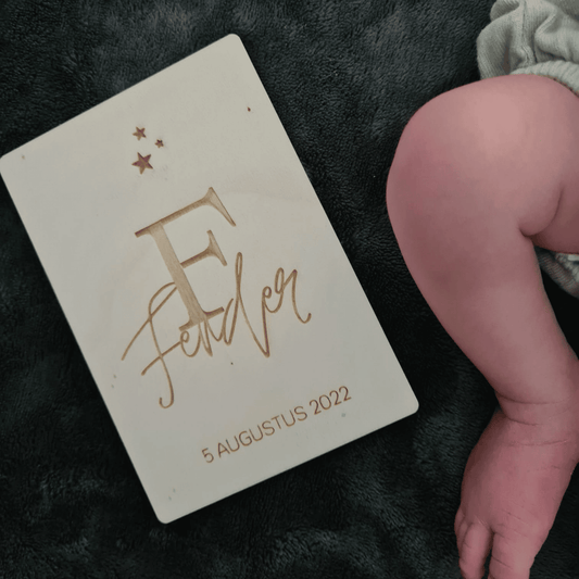 Houten geboortekaartje Fender - bij een baby - uniek en duurzaam alternatief voor traditionele kaartjes.