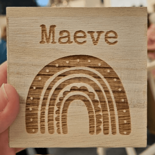 Houten spaarpot met eigen ontwerp - voorkant - een gepersonaliseerde spaarpot met gravure, ideaal als uniek cadeau. Deze houten spaarpot met naam is perfect voor kinderen om op een speelse manier te sparen.