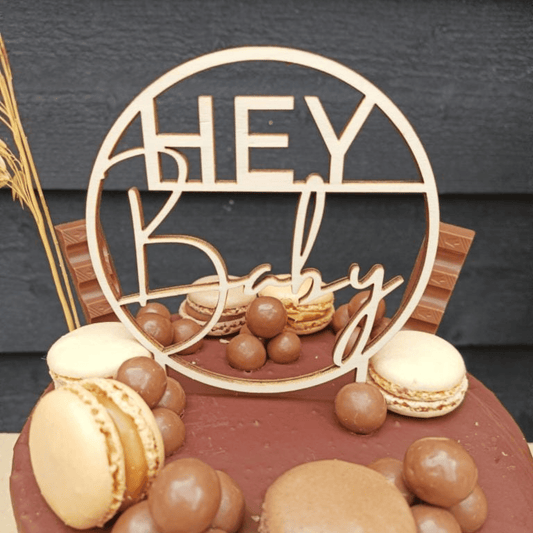 Houten taart topper met de tekst 'Hey Baby' – stijlvolle taartdecoratie voor babyshowers en geboortes - ingezoomed.