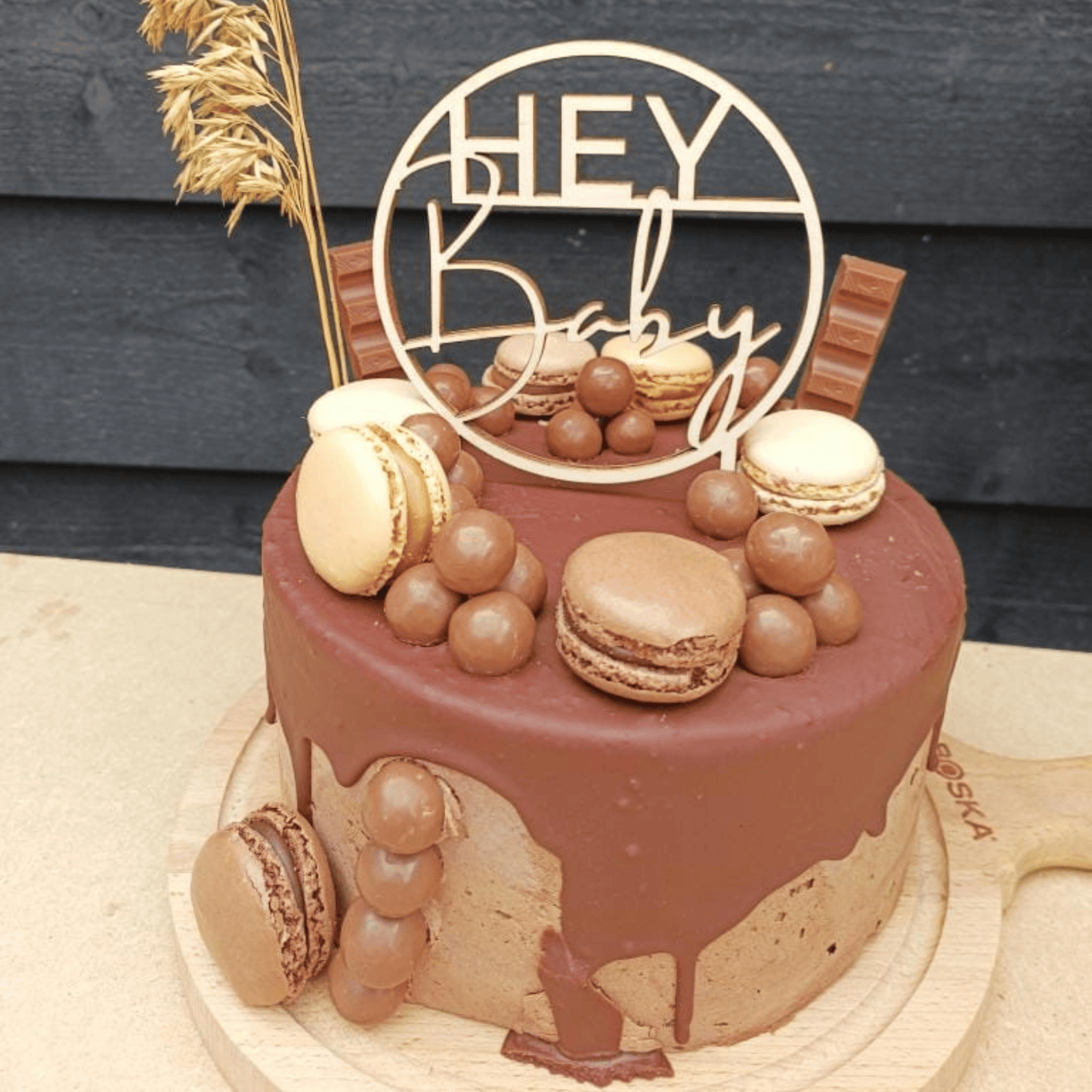 Houten taart topper met de tekst 'Hey Baby' – stijlvolle taartdecoratie voor babyshowers en geboortes - inclusief taart.