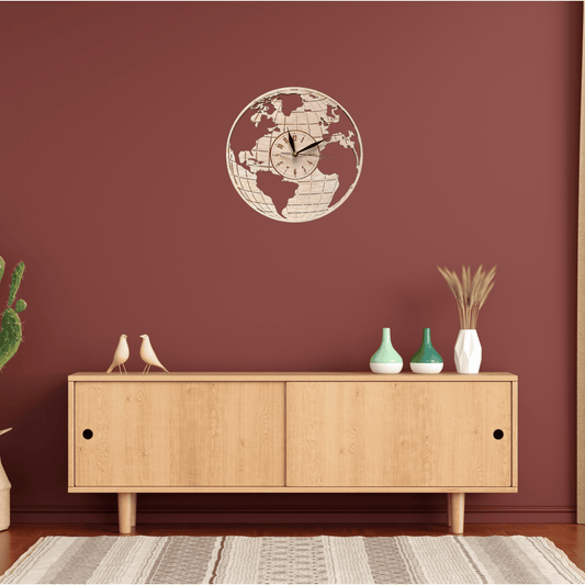 Houten wandklok van wereldkaart met cijfers op een muur – stijlvolle klok van hout, verkrijgbaar in verschillende modellen, waaronder een klok met wereldkaart.