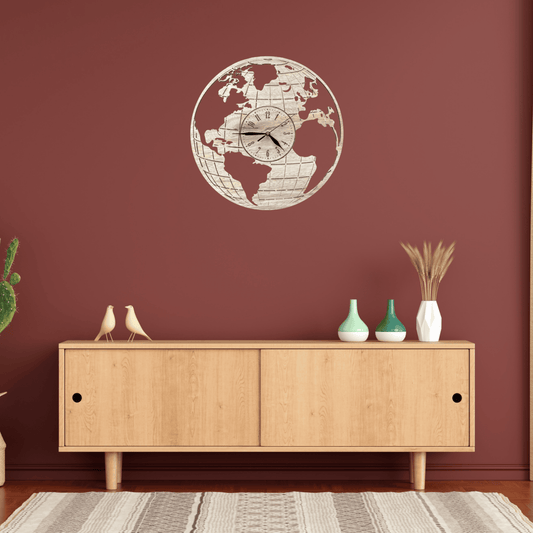 Houten wandklok van wereldkaart met cijfers groot op muur – stijlvolle klok van hout, verkrijgbaar in verschillende modellen, waaronder een klok met wereldkaart.
